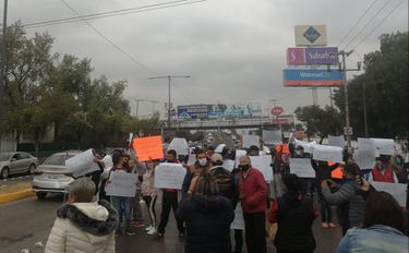 Comerciantes de bazares navideños bloquean la Vía José López Portillo, en Coacalco