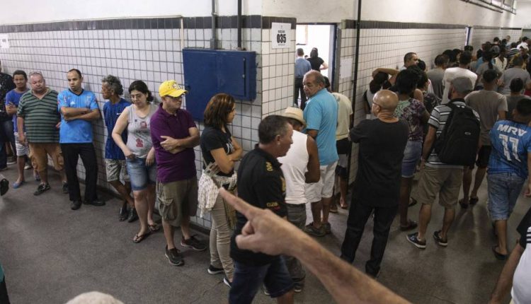 Comienzan a cerrar colegios electorales de Brasil tras jornada marcada por la normalidad