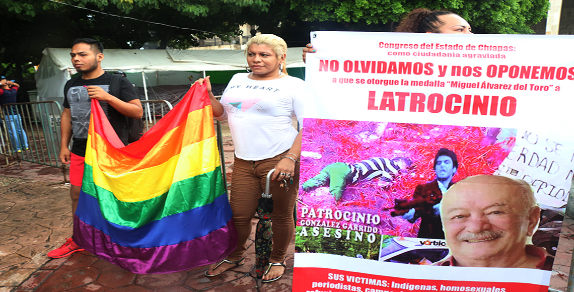 Comunidad LGTB le gritaba ¡asesino!: En condecoración a político en Chiapas