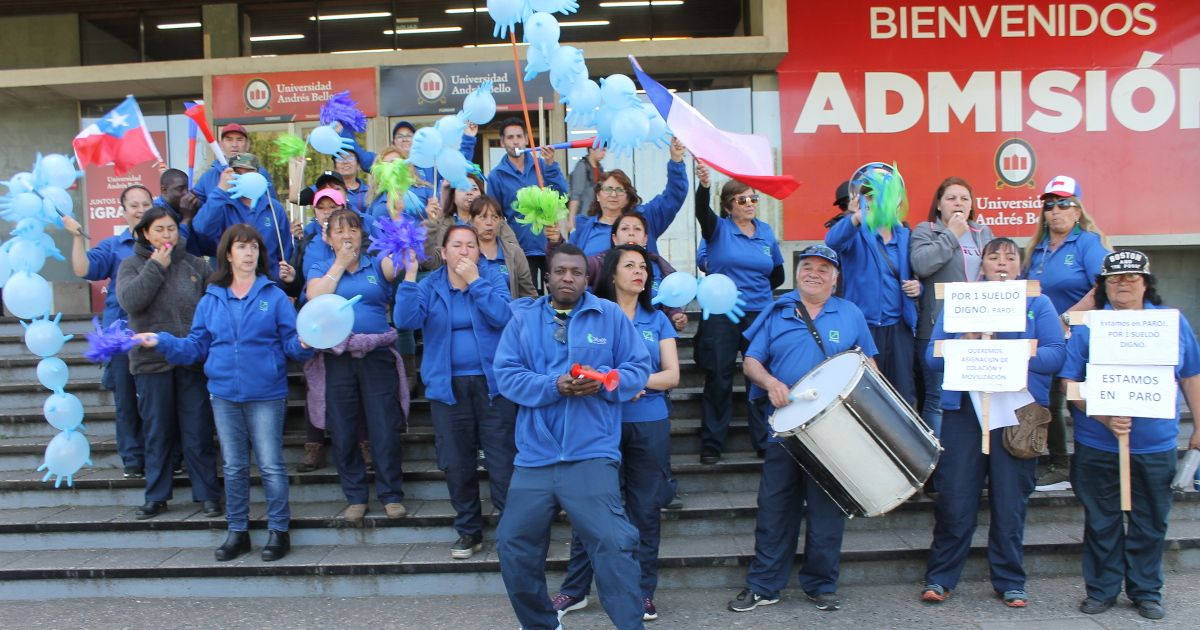 Concepción: Trabajadoras del aseo de la U. Andrés Bello cumplen su tercer día de huelga