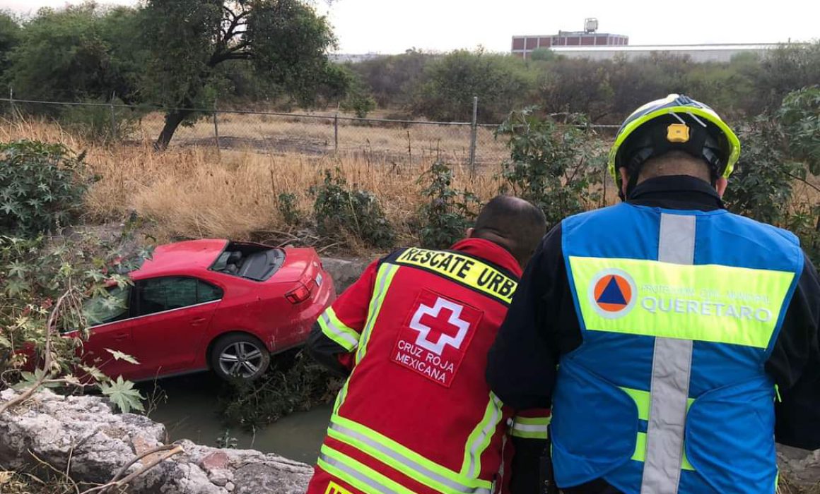 conductor-iba-distraido-y-termino-volcado-en-canal-pluvial-en-queretaro