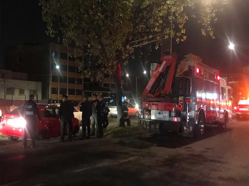 Conductor pierde el control de auto y vuelca en la Jardín Balbuena