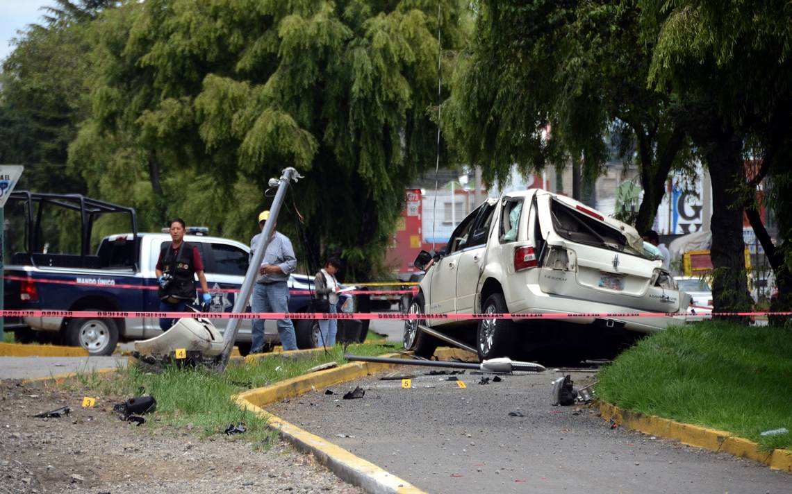 Conductor pierde el control de su automóvil y vuelca, en Paseo Tollocan