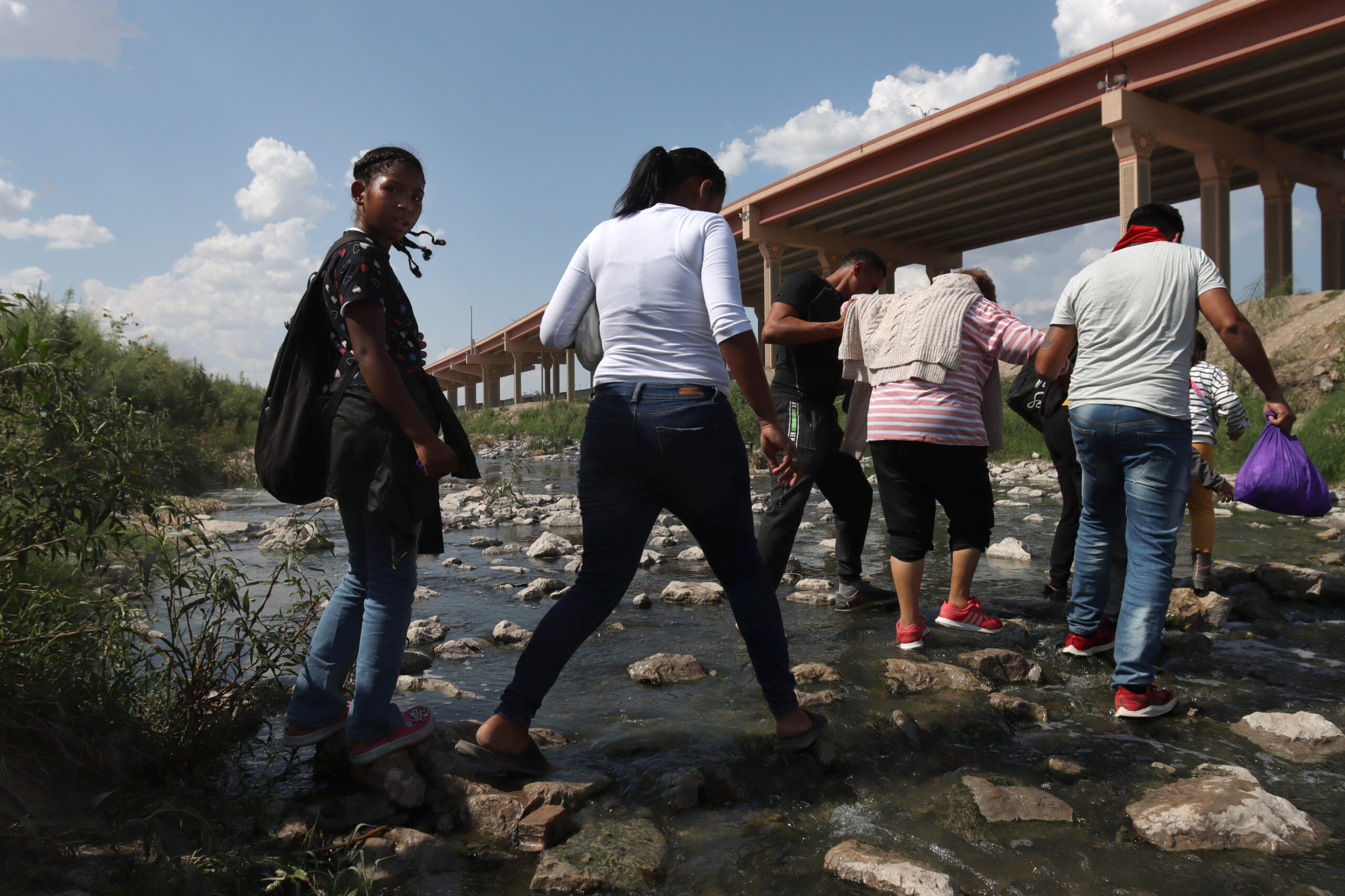 Continúa el arribo de migrantes a la frontera de México con EU