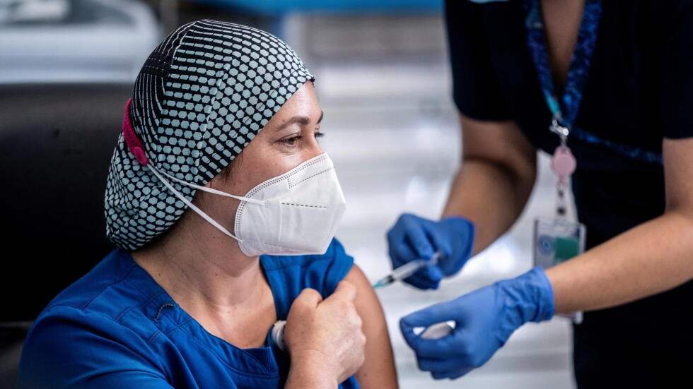 CONTINÚA  LA VACUNACIÓN DE PERSONAL DE SALUD EN LA PRIMERA LÍNEA CONTRA EL COVID-19