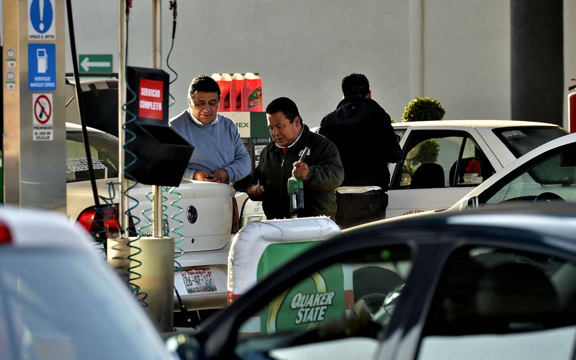 Continúan filas interminables en gasolineras de Toluca tras desabasto de combustible