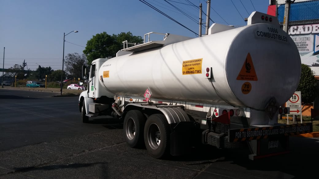 Crisis de gasolina empeora y automovilistas exigen pipa para abastecimiento, en Iztapalapa