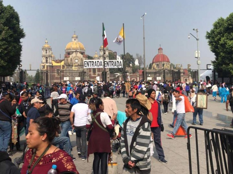 Dan tacos, consomé y refresco a peregrinos que van a la Basílica