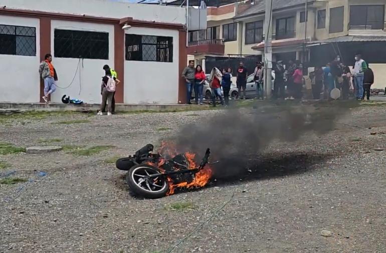 De nueva cuenta ladrones de la moto son captados delinquiendo