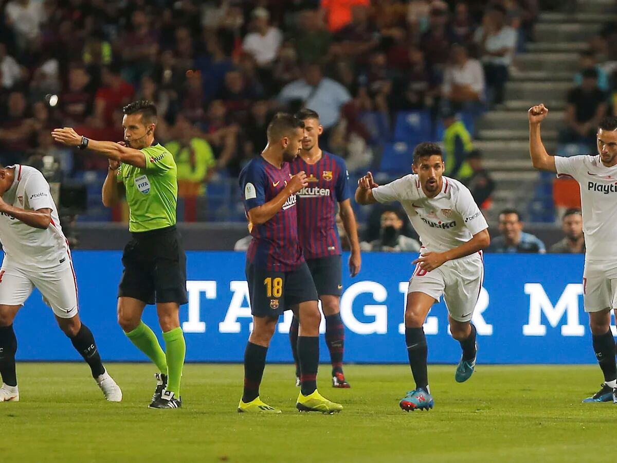 Debutó el VAR en el fútbol español: convalidó el gol que abrió el duelo entre Sevilla y Barcelona