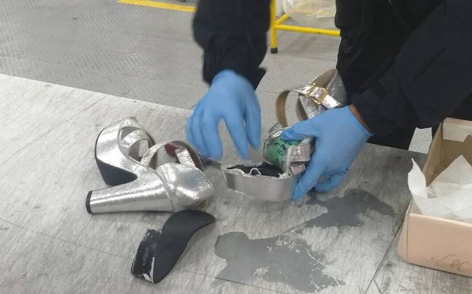 Decomisan zapatillas con droga cristal, en el Aeropuerto Internacional de Querétaro