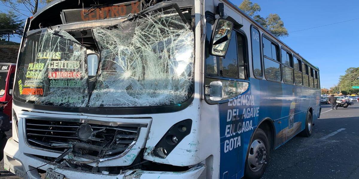 Deja 10 lesionados choque de autobuses en Toluca