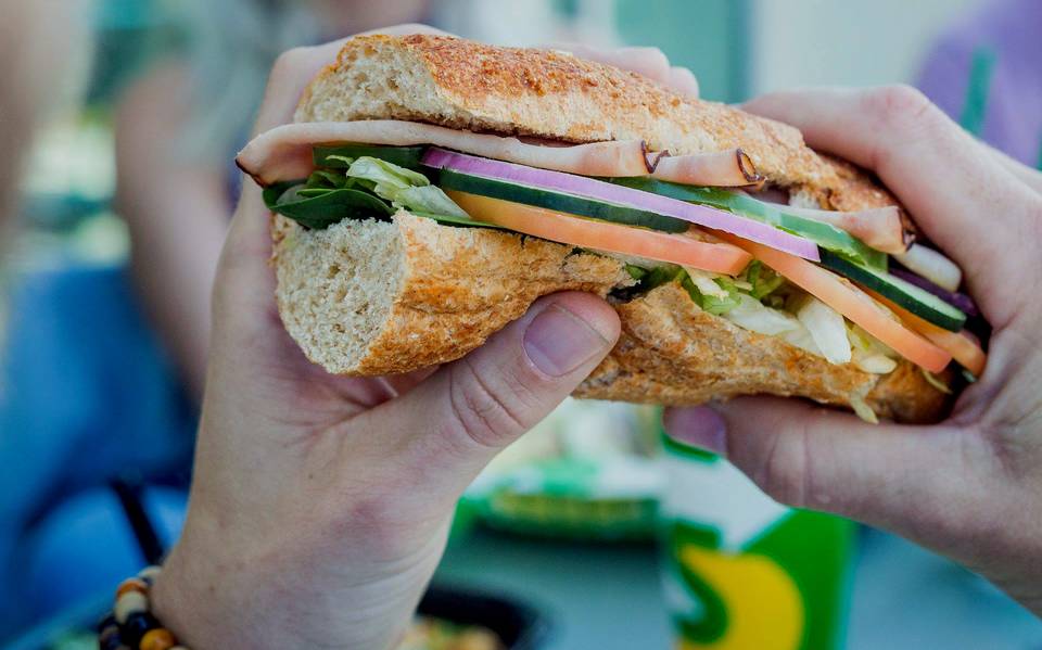 Demandan a Subway por falso atún en sándwiches