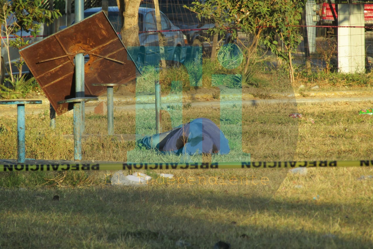 Desconocido es ultimado a tiros en el parque del Fraccionamiento Altamira