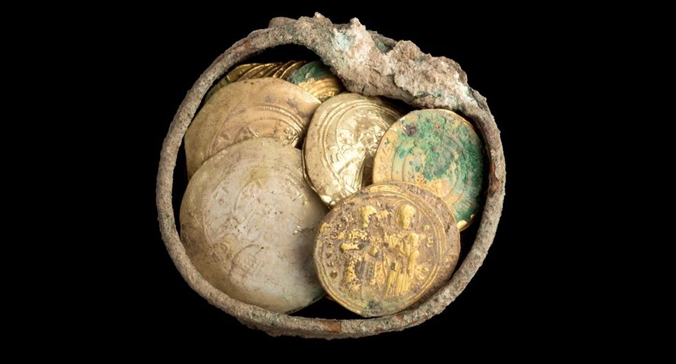 Descubren cofre con monedas de oro de hace 900 años