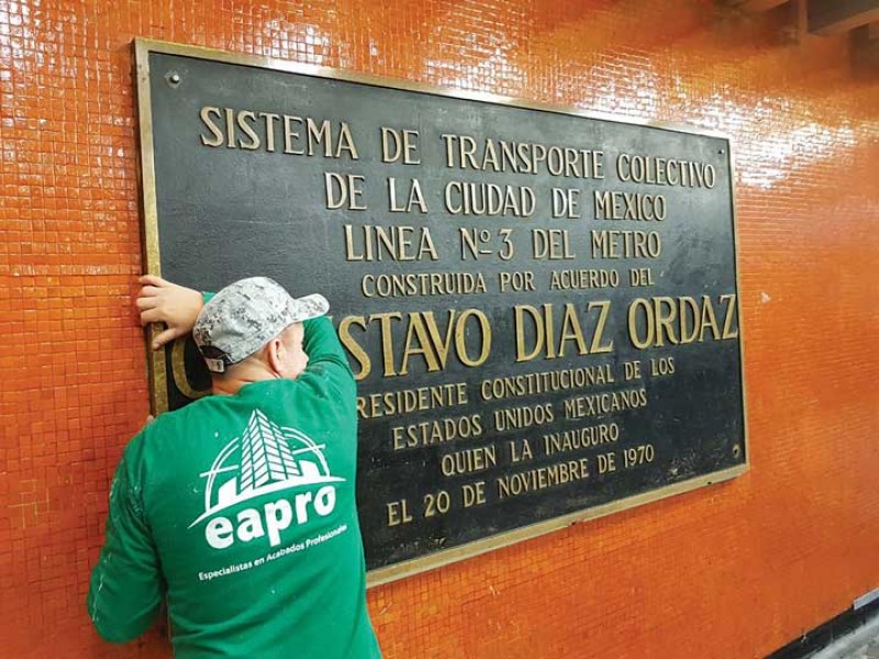 Descuelgan a Díaz Ordaz; retiran placas por ‘non grato’