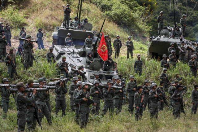 Desplegada fuerza armada venezolana en la frontera con Colombia