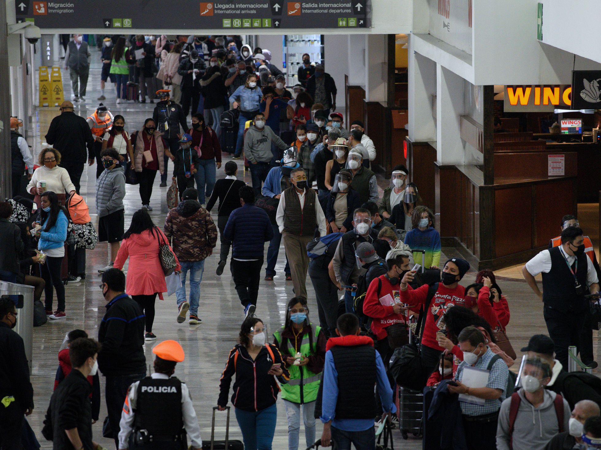 Detienen a vendedores de pruebas con resultados negativos de COVID en Aeropuerto de Cancún