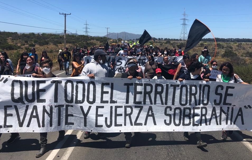 “Donde ellos traen muerte, nosotros sembramos resistencia”: Movilización contra Zonas de Sacrificio se suma a rechazo por asesinato de Catrillanca