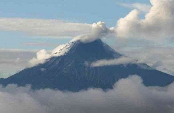 Ecuador en alerta ante elevada actividad del volcán Reventador