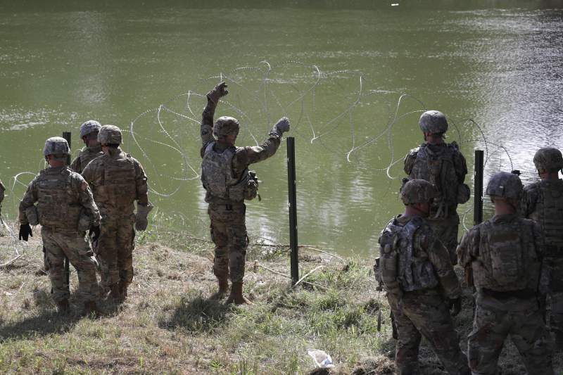 EE. UU: comienza a instalar concertinas en la frontera para evitar el paso a la primera caravana de migrantes