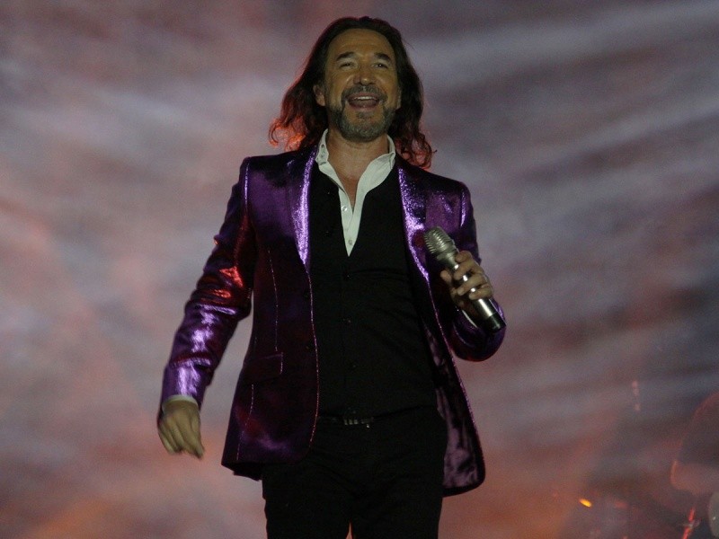 El Buki celebra 42 años de carrera musical con lleno total