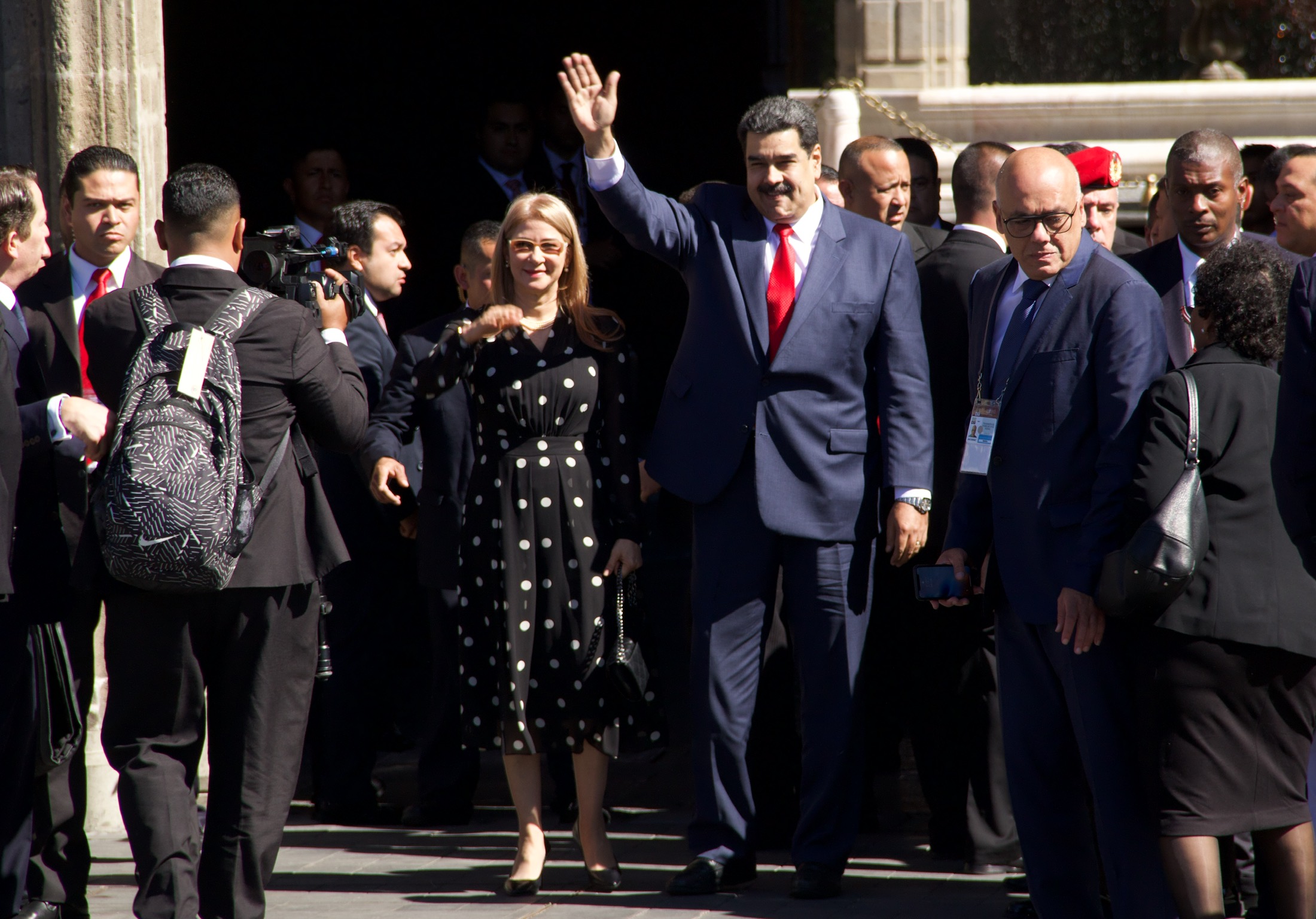 El dictador Nicolás Maduro llegó a México y evadió las protestas en su contra