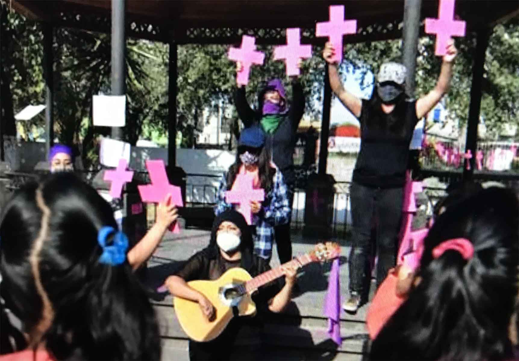 +El General Cienfuegos estuvo en el Aeropuerto de Toluca; protestan en San Antonio La Isla; murió la hermana de AMLO