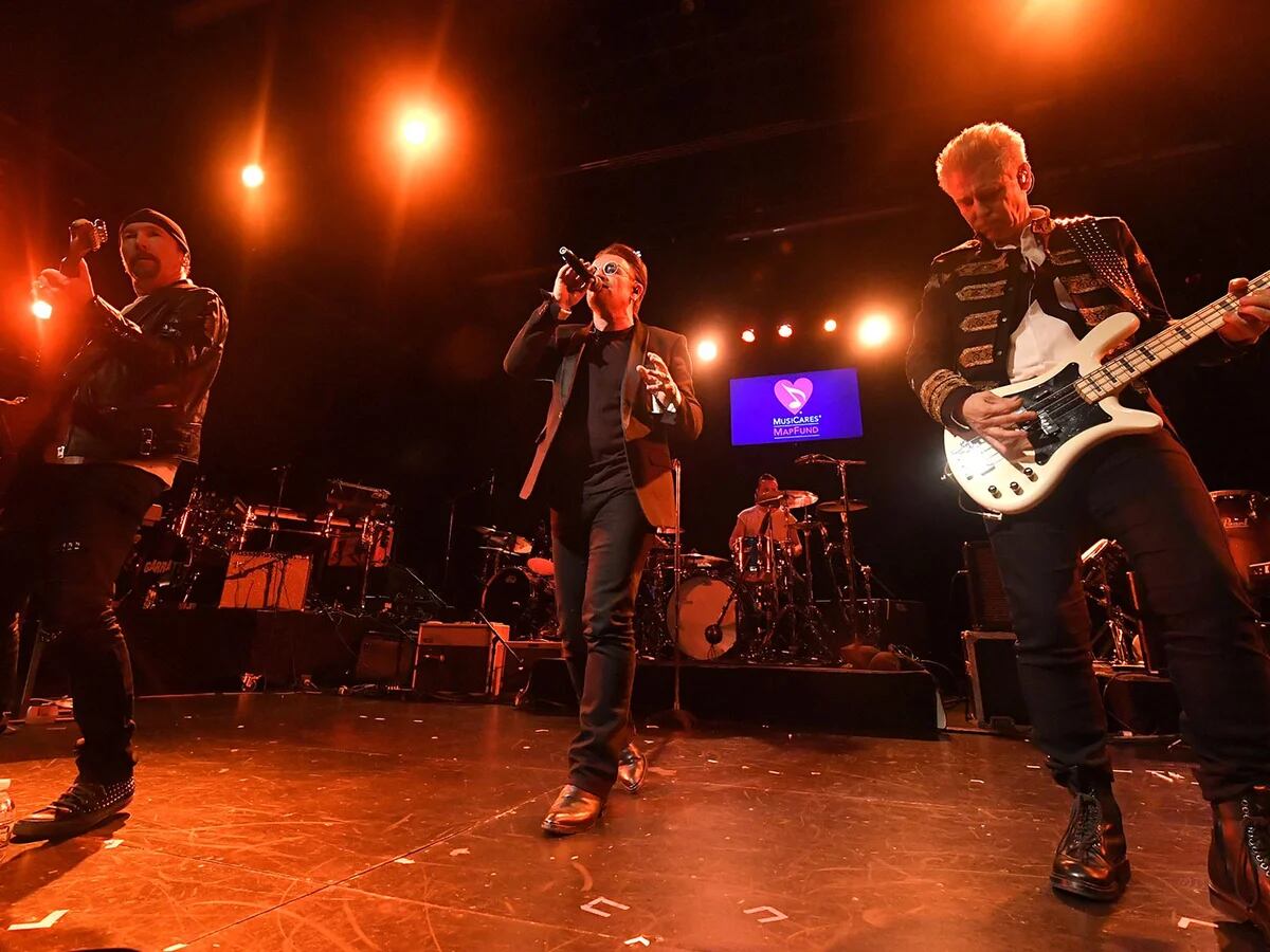 El incómodo momento en el que Bono pierde la voz durante un concierto de U2 en Berlín