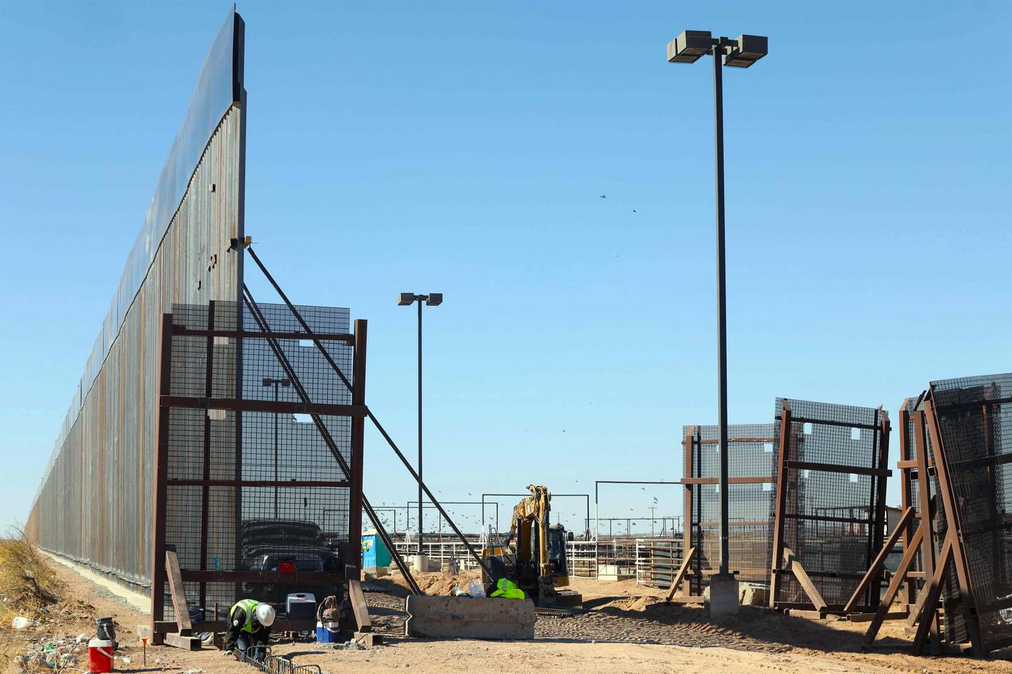 El “muro de Trump”, una promesa a medio cumplir que rompe huesos y sueños