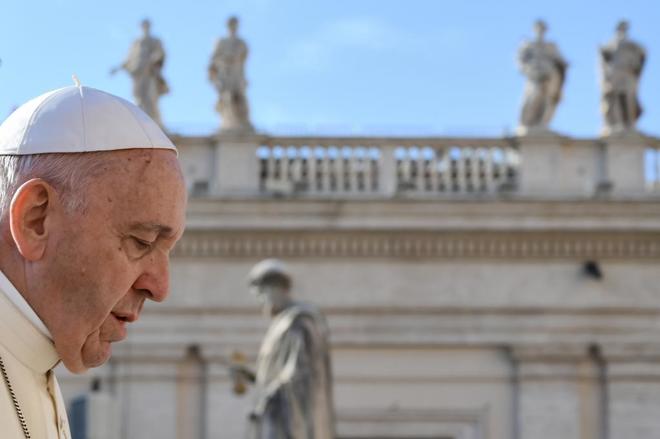 El papa madruga para rezar solo ante la Virgen, en una plaza de Roma