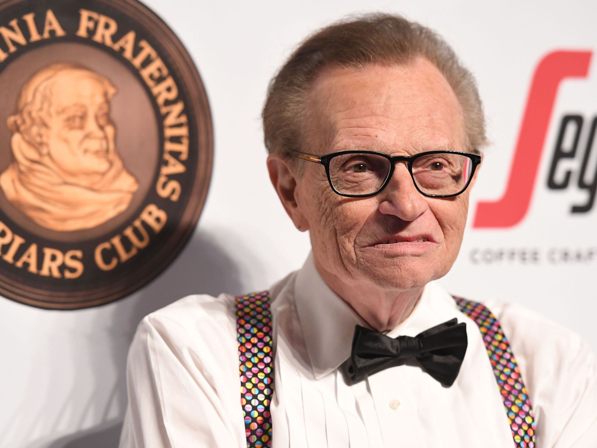 El presentador Larry King, hospitalizado por la covid-19