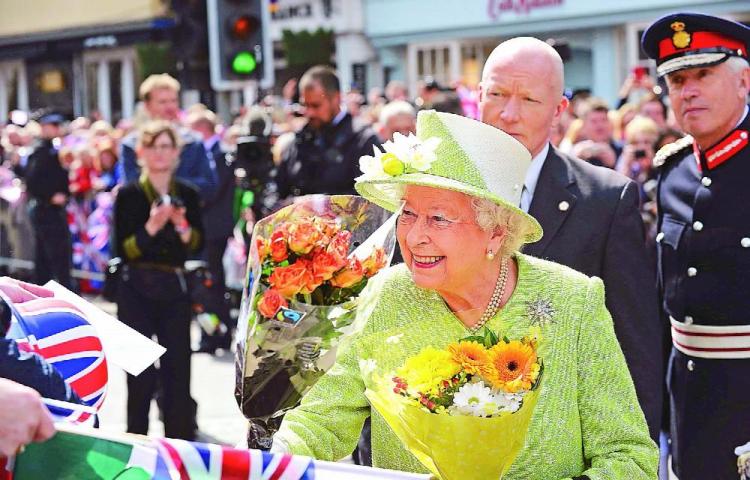 Empleados de la Reina Elizabeth II reciben jugoso bono por aislarse con ella