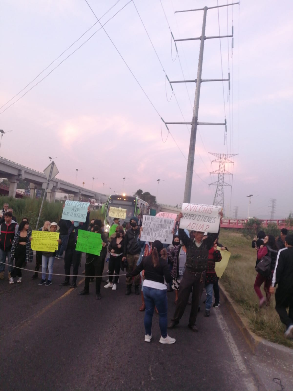 Empresa que repara el carril del Mexibús perfora tubo y deja sin agua a vecinos de Ecatepec