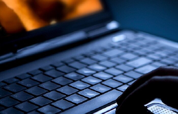 En California, suspenden a maestro de preparatoria por mostrar contenido para adultos durante clase virtual