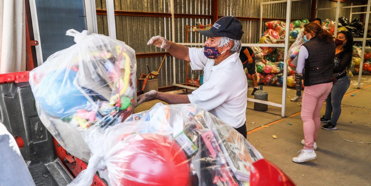 En Día de Reyes, tianguis “El Piojo” obsequia juguetes a niños del DIF de Toluca