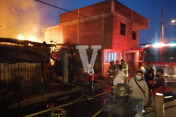 En Uruapan, incendio reduce a cenizas dos humildes viviendas; por fortuna no hay lesionados