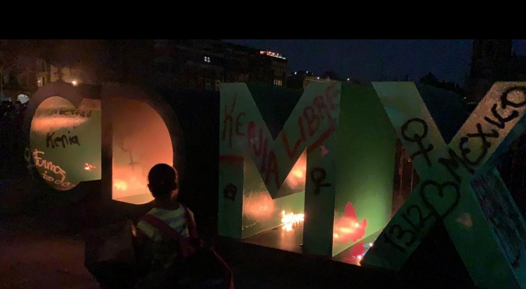 Encapuchadas vandalizan campamento en zócalo