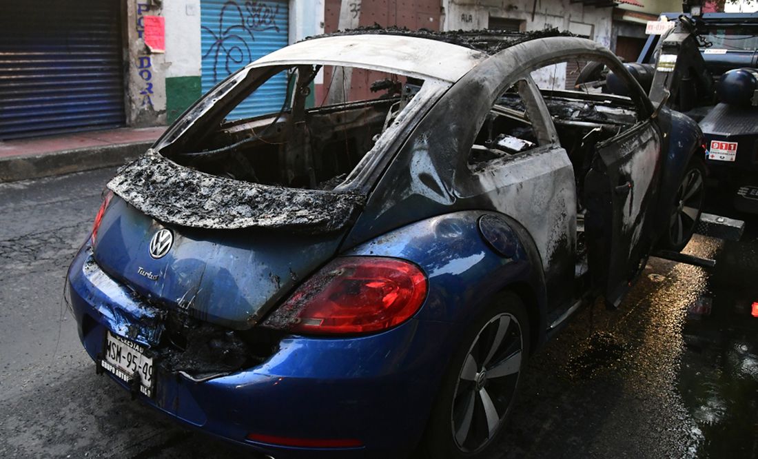 Encuentran dos hombres calcinados en un vehículo en la Cdmx