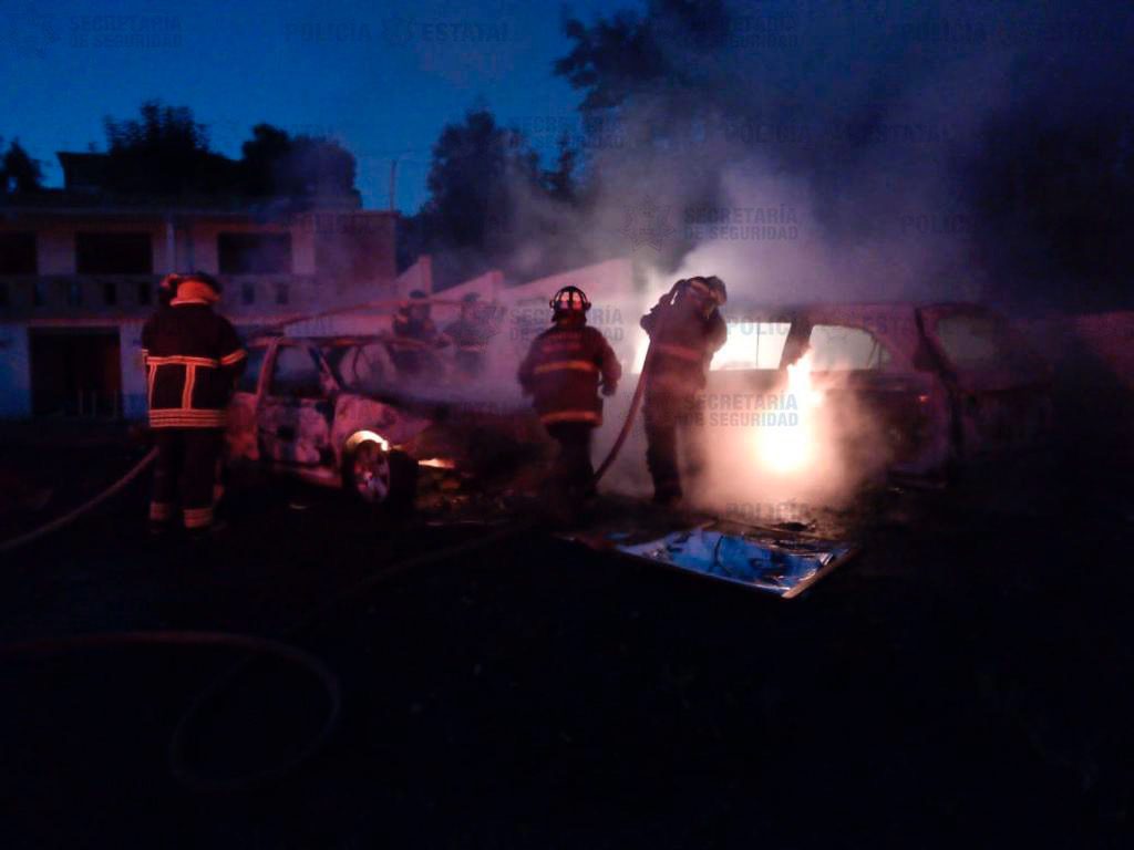 Enfrentamiento deja una persona sin vida, dos heridas y autos incendiados en barrio de Naucalpan