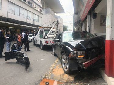 Escolta de empresario atropella a dos y destruye local tras perder el control, en Toluca