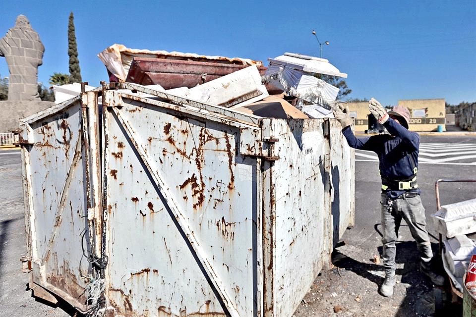 Exhuman en fosa común  Nezahualcóyotl para hacer espacio en el panteón municipal