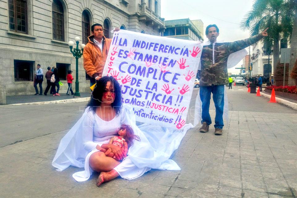 Exigen justicia para niña asesinada incendiando edificio de gobierno