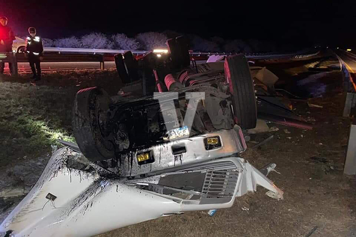 Fallece chofer al destrozar su camión en la Autopista de Occidente, en Zinapécuaro