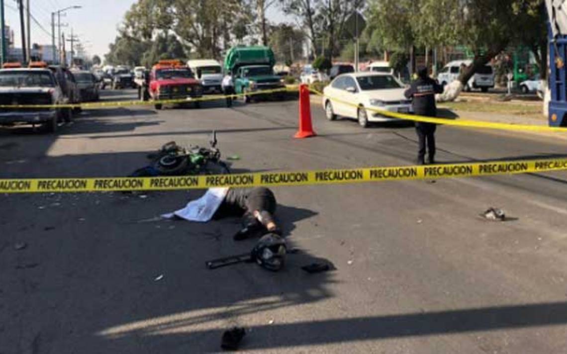 Fallece motociclista al chocar con una combi en la México-Texcoco