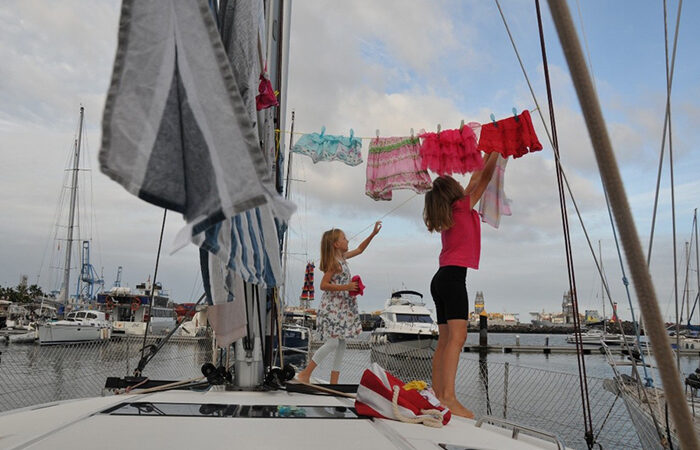 Familia húngara deja todo por la pandemia y, para protegerse, hoy recorre el mundo en su barco