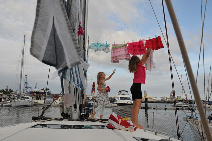 Familia húngara deja todo por la pandemia y, para protegerse, hoy recorre el mundo en su barco