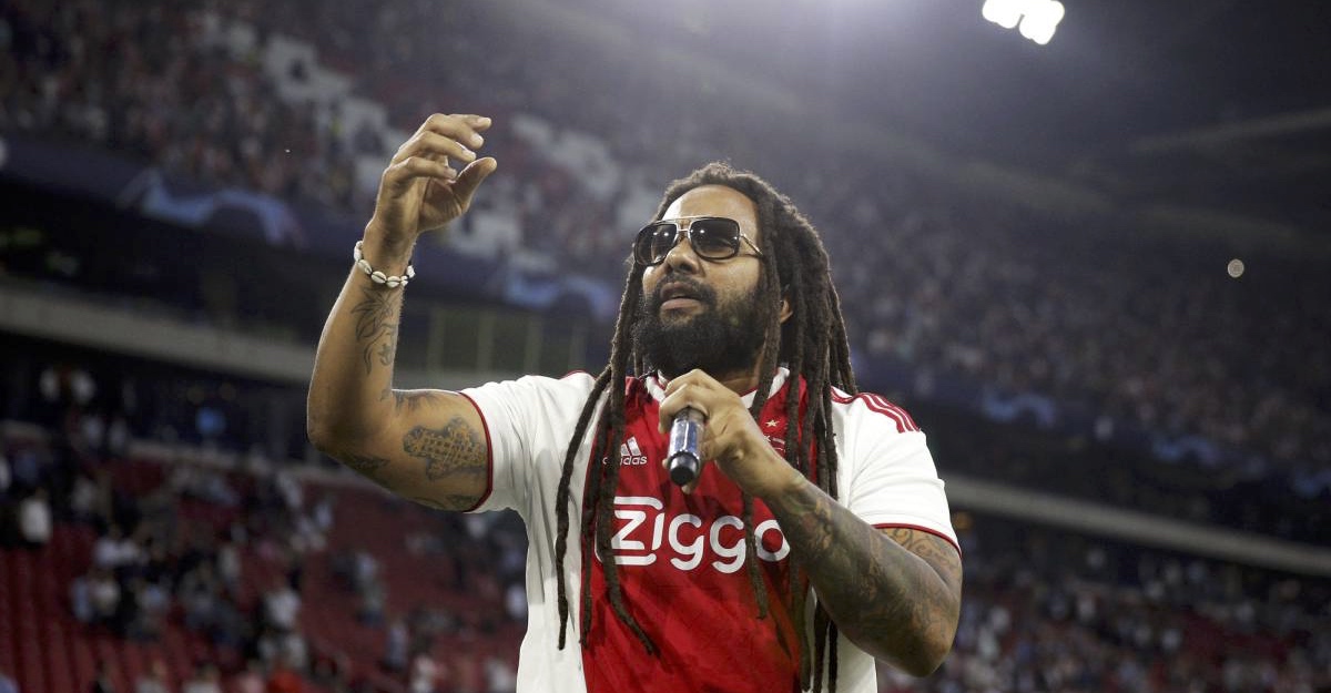 Fanático de lujo: El hijo de Bob Marley lideró los cánticos de la afición del Ajax en Champions