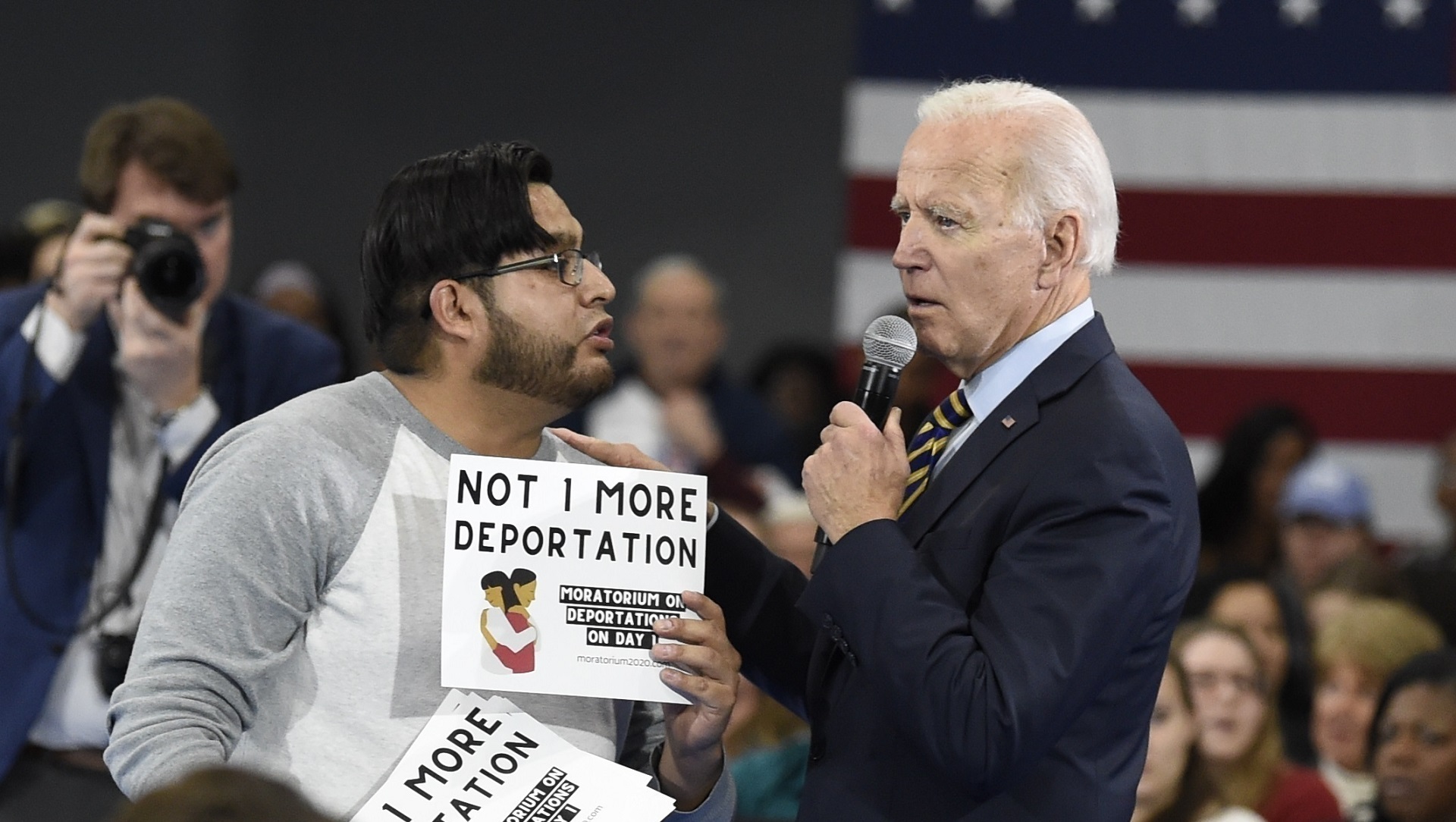 Firma Joe Biden decretos para lanzar su plan migratorio e impulsar la naturalización de nueve millones de personas