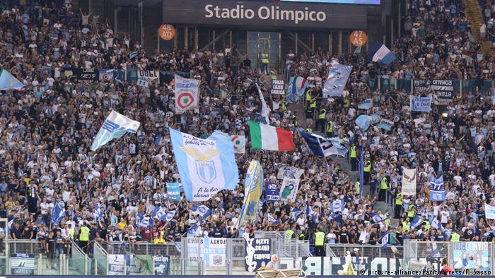 (Foto) “Aquí no aceptamos a mujeres sino más allá de la décima fila”, reza nota sexista durante partido del Lazio-Nápoles